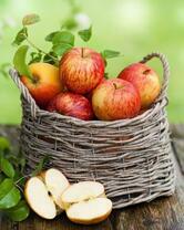 Корзина красных яблок