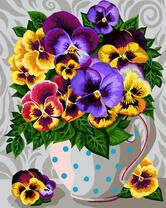 Белый кувшин с букетом анютиных глазок