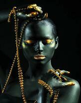 Без бренда «Девушка в черно-золотом макияже» в Краснодаре в интернет-магазине  Без бренда «Девушка в черно-золотом макияже» в Краснодаре