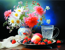 Букет в вазе и тарелка с фруктами на столе